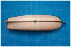 Markieren den Plankengänge mit Millimeterpapier